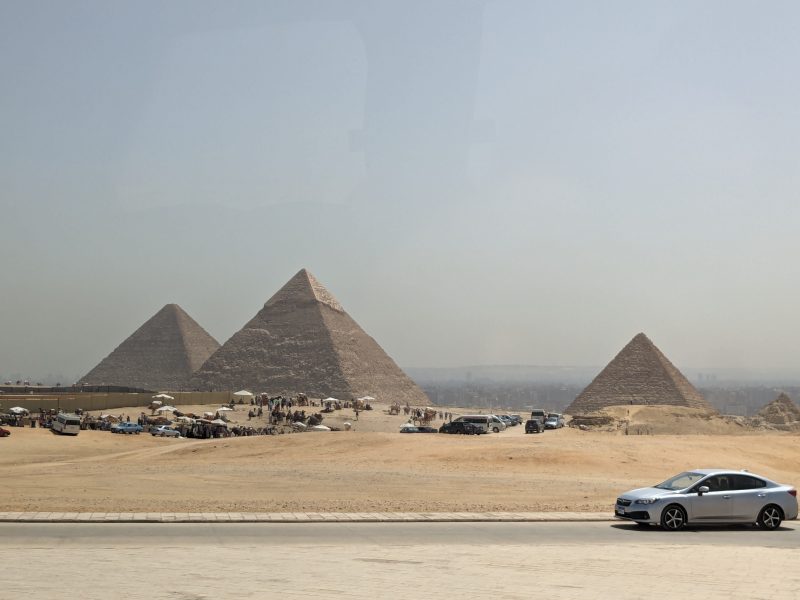 ピラミッド近くの車